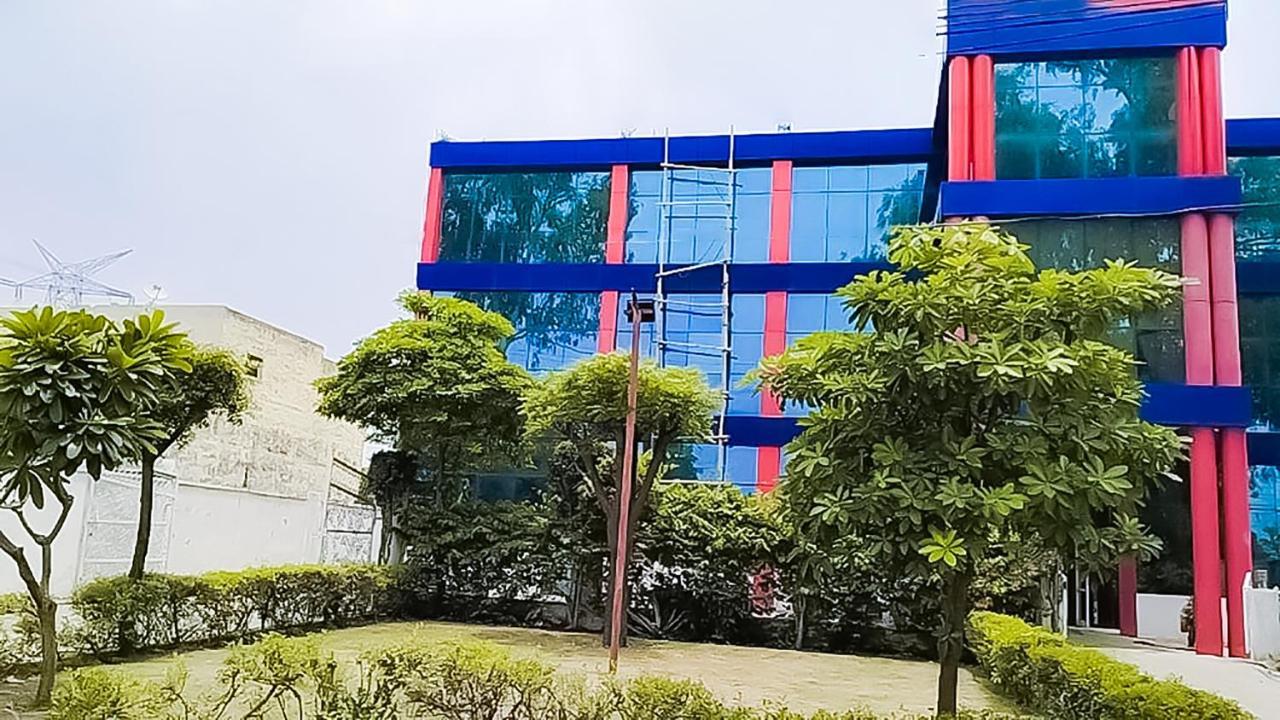 Roomshala 110 Hotel Mulaqaat - Shiv Nadar University Dadri Exterior photo